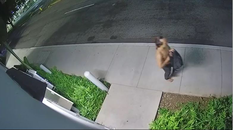 美国警方公布疑凶的身影。 当时已取下口罩并脱去外套。