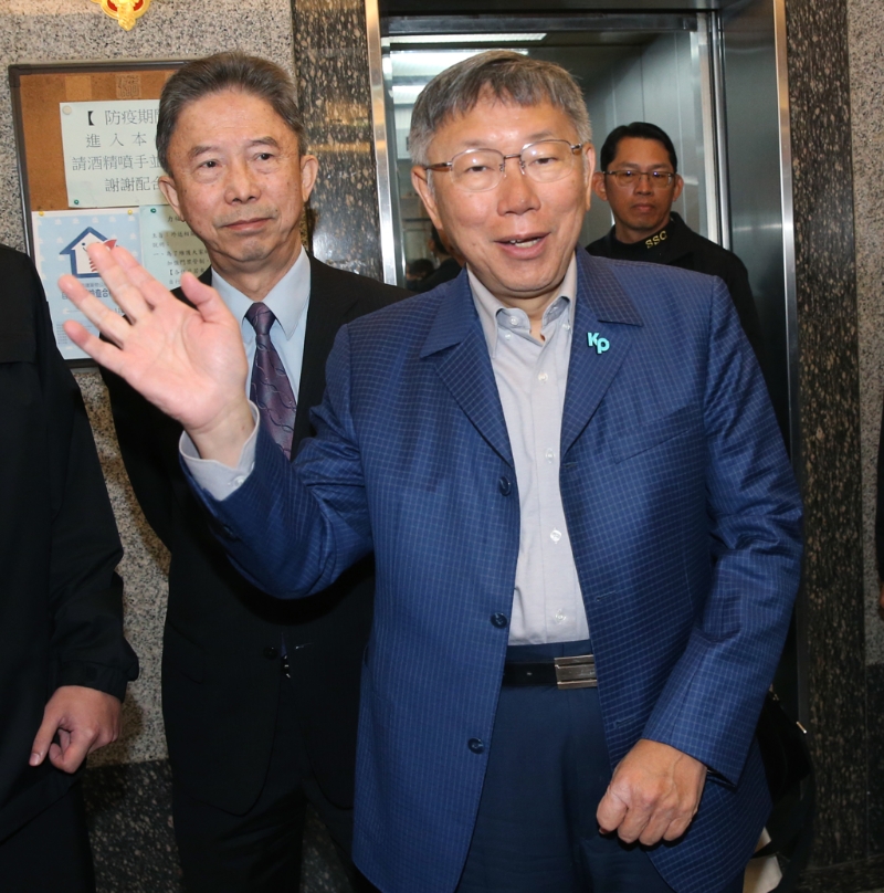 台湾民众党主席柯文哲(中)。 台湾民众党主席柯文哲(中)。