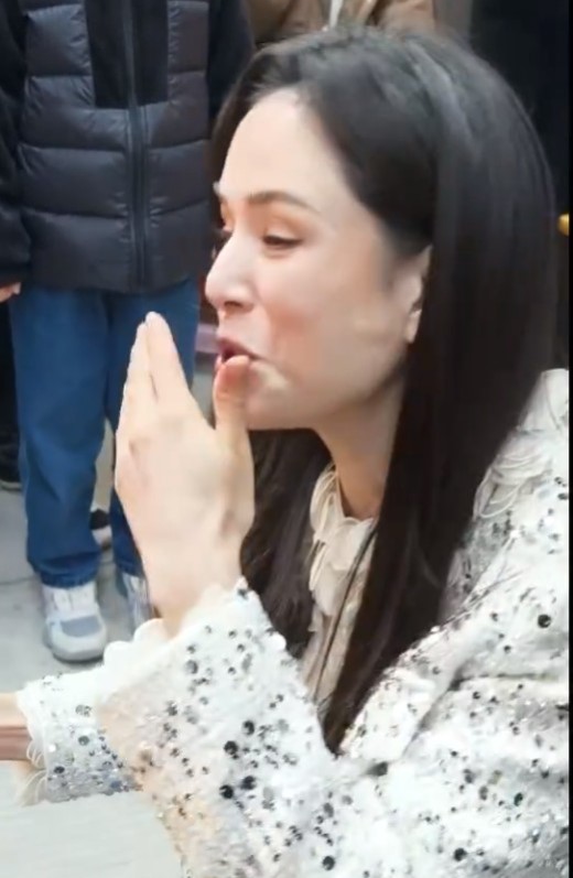 有网民拍到李若彤近距离生图。 有网民拍到李若彤近距离生图。