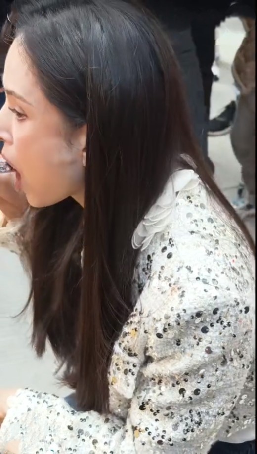 李若彤一吃东西,耳旁就会有东西凸起。 李若彤一吃东西,耳旁就会有东西凸起。