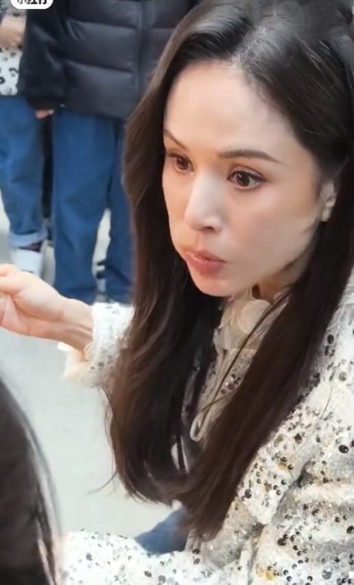 李若彤指她一咀嚼,怪病会令脸颊好像有「手指」凸出来。 李若彤指她一咀嚼,怪病会令脸颊好像有「手指」凸出来。