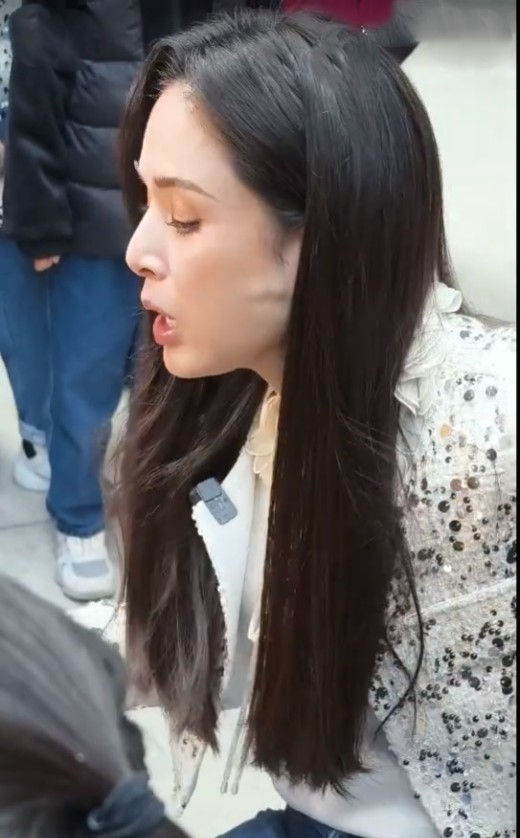 侧面看李若彤,更加明显看到两个疙瘩。 侧面看李若彤,更加明显看到两个疙瘩。