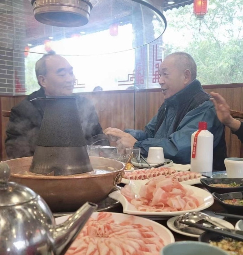 律师周筱赟在微博贴出雷政富与友人聚餐的相片。 （微博）1