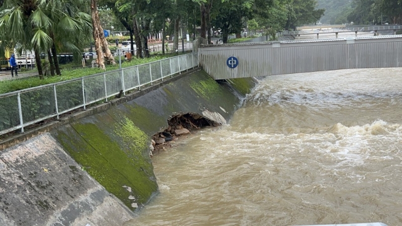 近香粉竂街城门河河堤疑遭洪水击毁一个大窿约十米长。