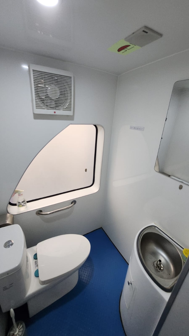 船内设有洗手间。