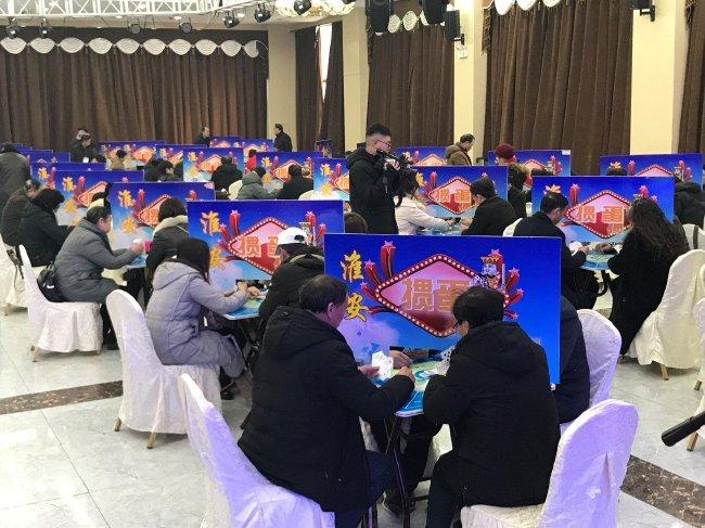 掼蛋游戏用两副108张牌(连鬼牌),由4位玩家进行,相对的两人为一方。 掼蛋游戏用两副108张牌(连鬼牌),由4位玩家进行,相对的两人为一方。