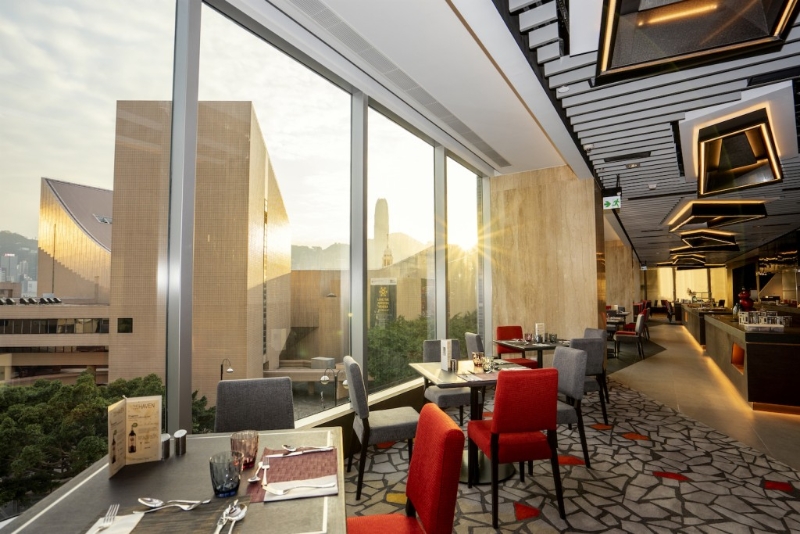 港青酒店YMCA年初二賀歲煙花夜4樓禮堂及平台花園自助晚餐/原價$1,527、KKday優惠價$1,088起/KK,菜式包括鮑參烏雞佛跳牆、燒T骨羊扒及燒有骨牛肉西冷等,每位賓客可獲贈天台觀賞煙花入場券1張,惟數量有限,售完即止。