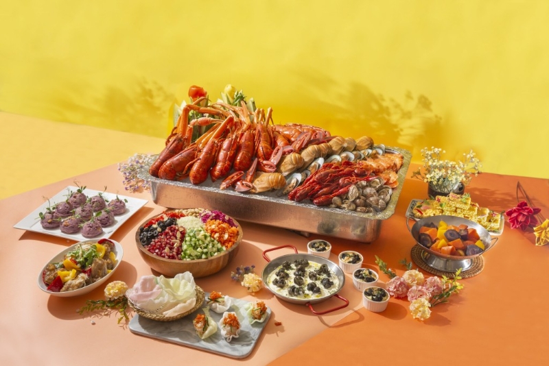 港青酒店YMCA年初二賀歲煙花夜4樓禮堂及平台花園自助晚餐/原價$1,527、KKday優惠價$1,088起/KK,菜式包括鮑參烏雞佛跳牆、燒T骨羊扒及燒有骨牛肉西冷等,每位賓客可獲贈天台觀賞煙花入場券1張,惟數量有限,售完即止。