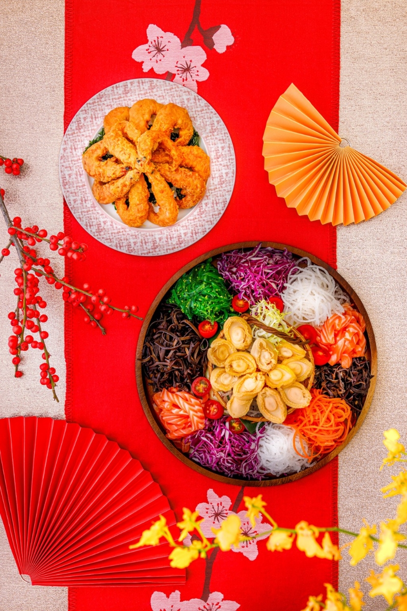 「龍騰福躍」新春自助晚餐/成人$838、小童$588/H,賀年菜式包括風生水起鴻運來(鮑魚撈起)、鴻運當頭四季紅(炸黄金蝦)及發財好市添大利(髮菜豬脷扒時蔬)等,首100位於eShop付全費預訂2月11日自助晚餐可享8折,其後則85折。