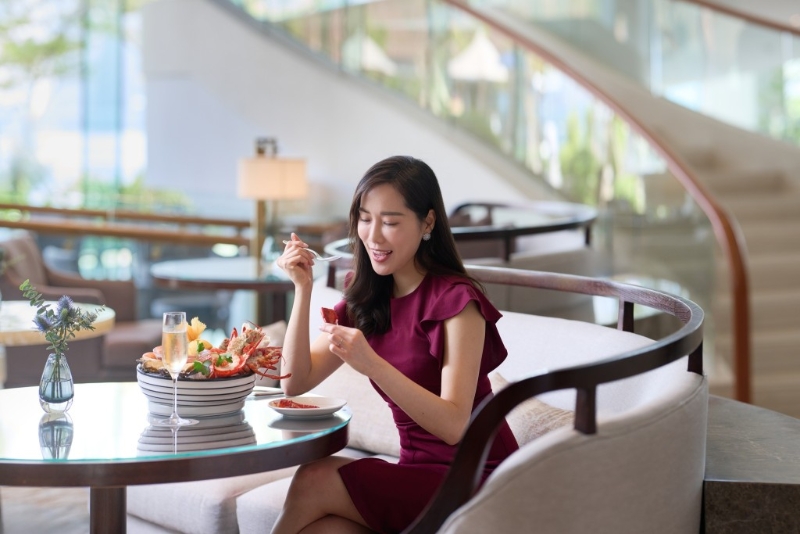 大堂茶座新年璀璨煙花夜海鮮拼盤香檳套餐/2位/$888/KH,包括波士頓龍蝦1隻、鮑魚及鱈場蟹蟹腳各4隻等,首40名惠顧客人可免費進入Red Sugar貴賓區,欣賞農曆新年煙花匯演。(嘉里酒店Facebook)