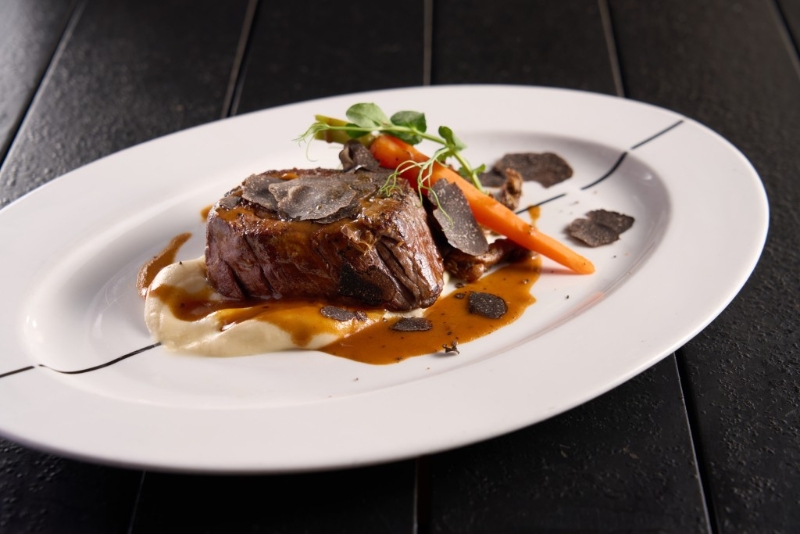 六道菜煙花晚宴連指定香檳/2位用/原價$4,796、優惠價$4,388/P,包括主菜的香脆巴馬火腿鮟鱇魚伴魚子白酒汁及M5和牛柳伴芹菜根慕絲等。