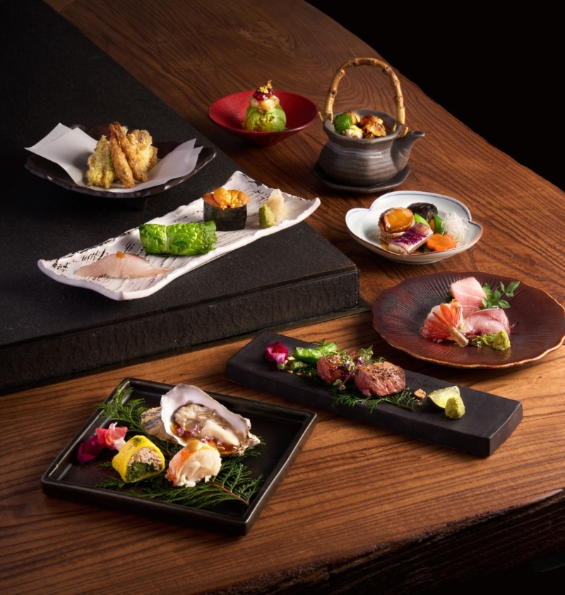 權八新春煙火晚宴/每位$1,280/G,菜式有吞拿魚腩、由甘魚及牡丹蝦刺身、磯煮鮑魚伴海參及炭燒宮崎和牛伴福岡青椒仔等,惠顧此套餐可以優惠價$298、$468及$2,988享用180ml、280ml或1.8L的14代吟撰吟釀。