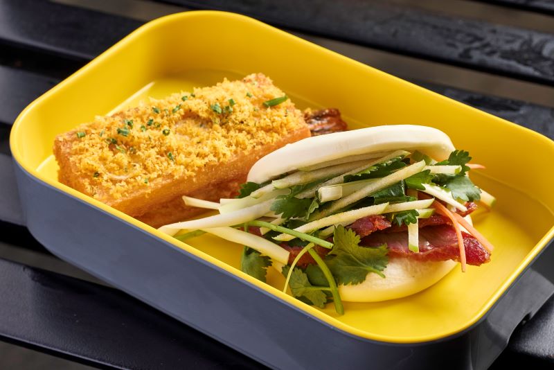 位於香港藝術館維港海傍露天餐廳INK Cafe新年煙花派對/4人用/原價$4,950、KKday優惠價$4,730/K,包括叉燒刈包、蘋果捲心菜沙律及招牌蝦多士配鹹蛋及柚子蛋黃等精選小食,另有1支香檳及8杯酒精或無酒精飲品。