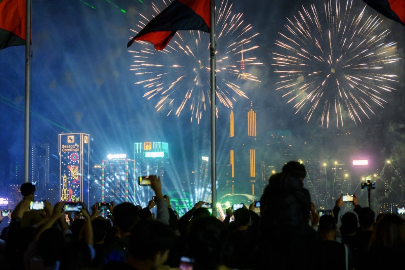 海港城首次夥拍場內餐廳合推「農曆新年開年飯套餐」,只要透過網上平台Klook預訂指定餐廳的煙花套餐,即可免費換領海運大廈露天停車場煙花觀賞活動的入場券。(K)