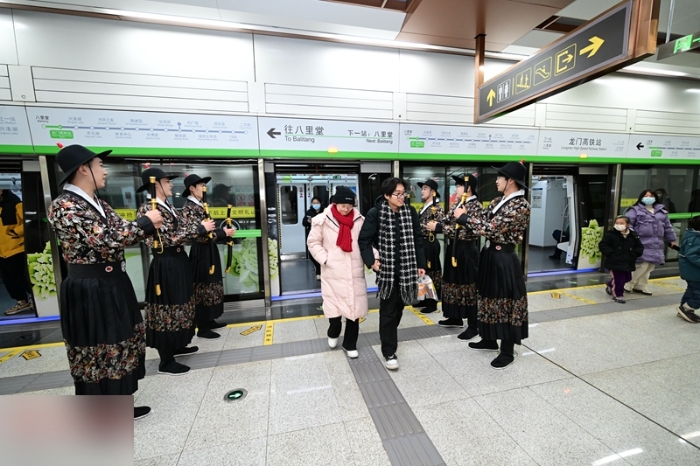 河南龙门高铁站出现一群帅哥锦衣卫迎接乘客、