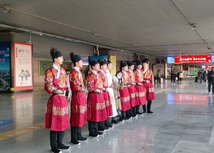 河南龙门高铁站出现一群帅哥锦衣卫迎接乘客