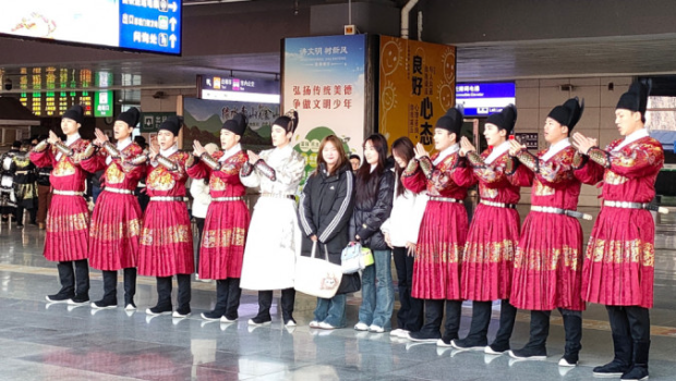 河南龙门高铁站出现一群帅哥锦衣卫迎接乘客。