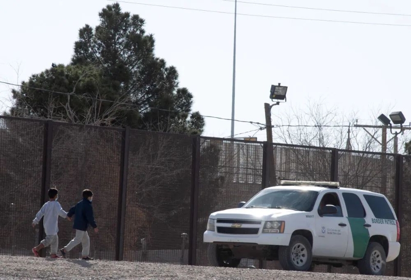 这张2021年3月27日在墨西哥华雷斯拍摄的照片显示,两名来自危地马拉的移民儿童在跨越美墨边境的里奥格兰德河后,遇到美国边境巡逻队的执法车辆。新华社 这张2021年3月27日在墨西哥华雷斯拍摄的照片显示,两名来自危地马拉的移民儿童在跨越美墨边境的里奥格兰德河后,遇到美国边境巡逻队的执法车辆。新华社