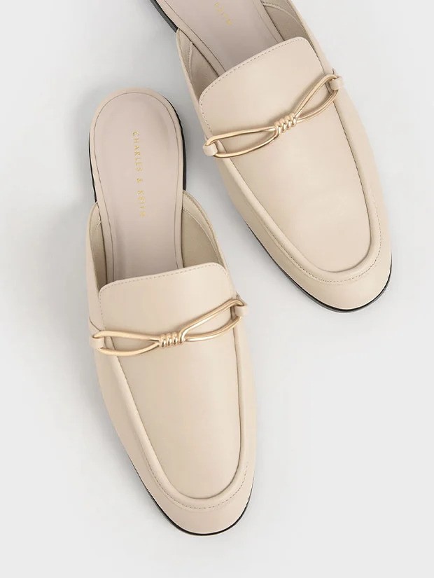 经典的金属缀炼穆勒鞋是其中一项长青单品，经过年代推移累积更高人气。