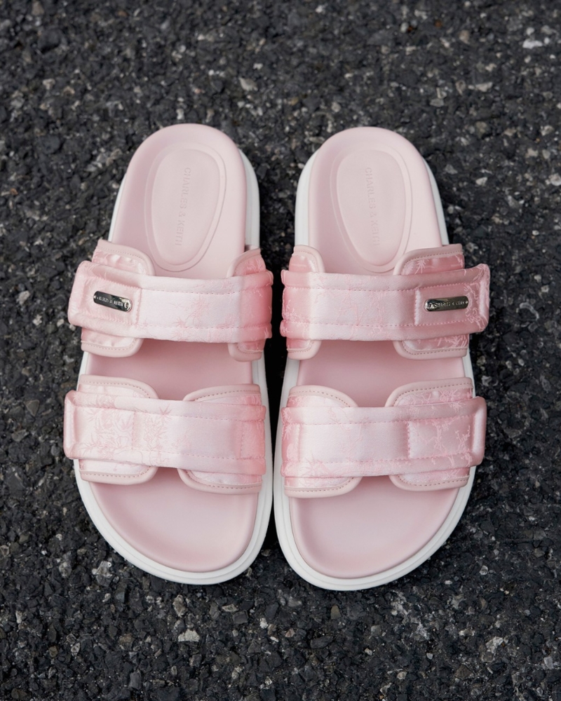 春节系列浅粉红色Clementine双带厚底拖鞋$499。