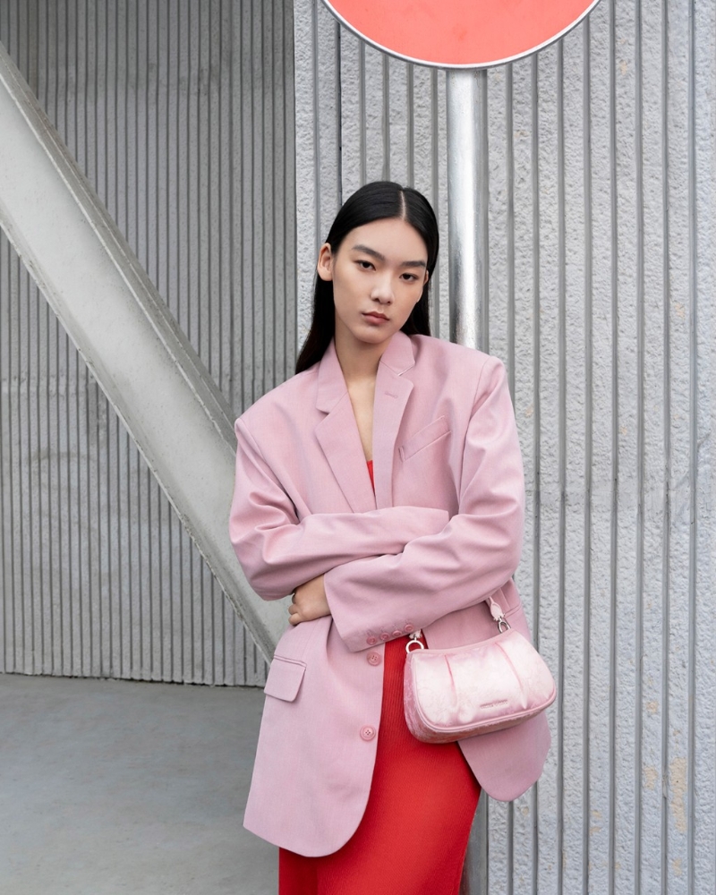 春节系列粉红色绮面手袋$439。