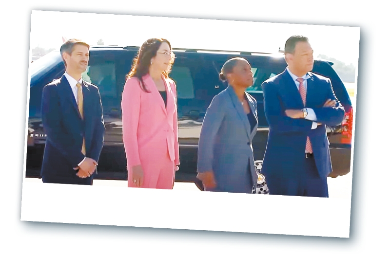 副总统贺锦丽昨抵圣荷西峰田机场，市长马汉（左一）、国会议员帕迪拉（右一）等接机。ABC 7