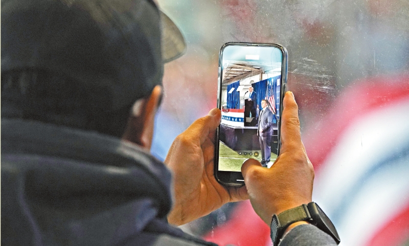 图为前总统特朗普1月27日出席拉斯维加斯一场竞选活动，出席者在台下拍照。美联社