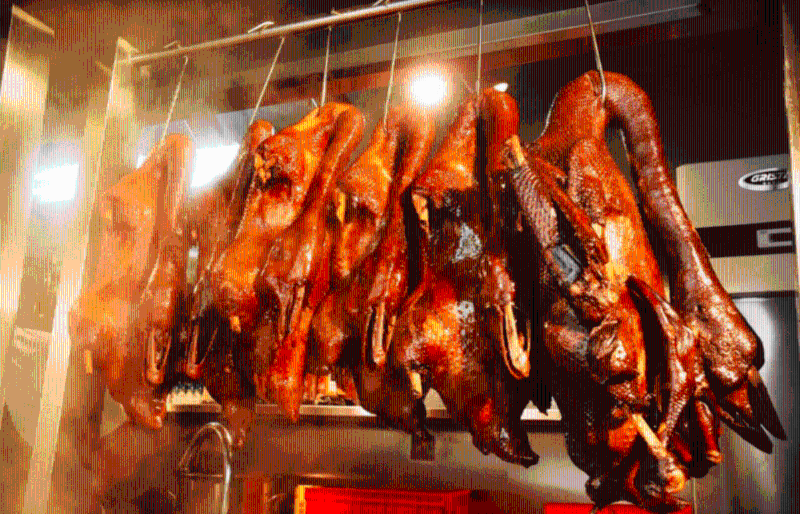 店内主打招牌金奖卤鹅,采用新鲜狮头鹅,每日现卤,相当新鲜! 店内主打招牌金奖卤鹅,采用新鲜狮头鹅,每日现卤,相当新鲜!