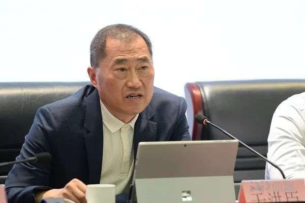 于洪臣曾任中国田径协会副主席兼秘书长等职务。