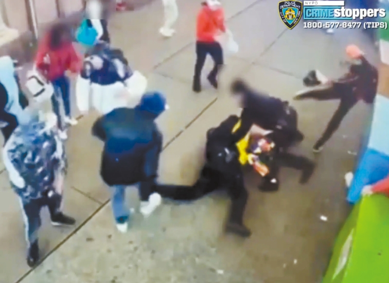 当警员与其中一名移民扭打在地时,其他暴徒一涌而上。DCPI 当警员与其中一名移民扭打在地时,其他暴徒一涌而上。DCPI