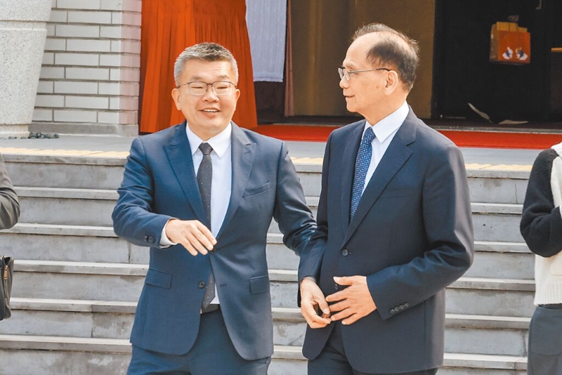 民进党现任正副院长游锡堃、蔡其昌，积极争取连任。