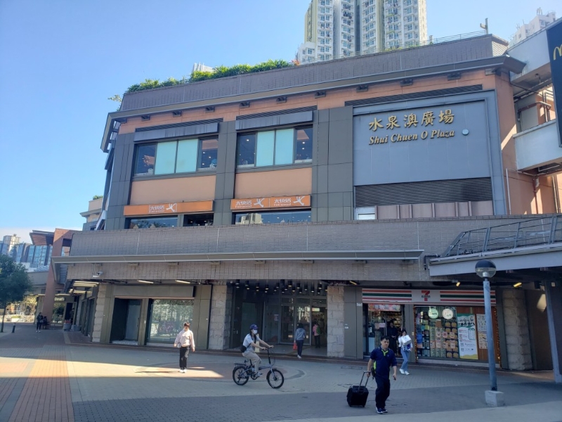 水泉澳邨广场楼高三层,有接近60个铺位。 水泉澳邨广场楼高三层,有接近60个铺位。