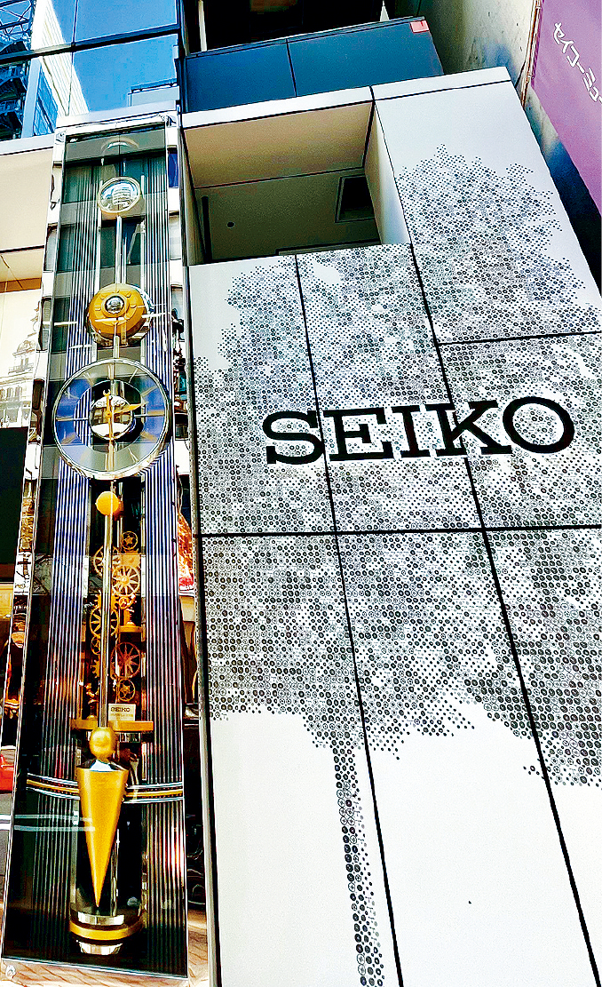 博物馆大楼入口的右方,除了可见到巨型大钟「Rondeau La Tour」,更有以Pixel Art模式设计的「大树」(图右黑白平面装置)。 博物馆大楼入口的右方,除了可见到巨型大钟「Rondeau La Tour」,更有以Pixel Art模式设计的「大树」(图右黑白平面装置)。