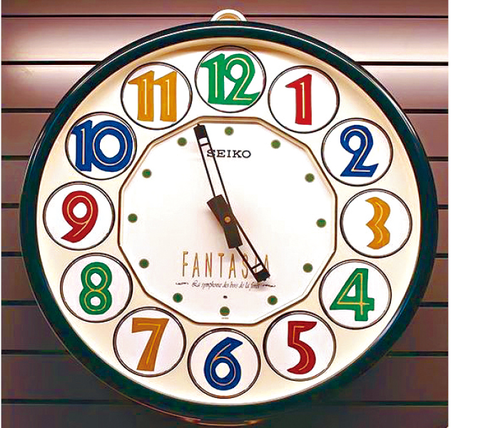 D. 这个Fantasia大挂钟每到整点就会响起音乐,12个刻度窗户会打开并呈现各自转动的玩偶。 D. 这个Fantasia大挂钟每到整点就会响起音乐,12个刻度窗户会打开并呈现各自转动的玩偶。