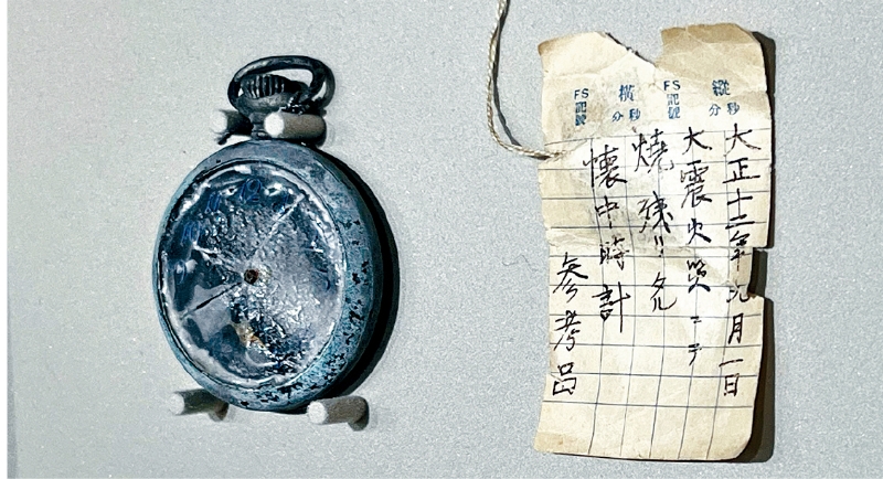 I. 这枚怀表残骸仍可隐约看见部 分刻度及指针。 I. 这枚怀表残骸仍可隐约看见部 分刻度及指针。