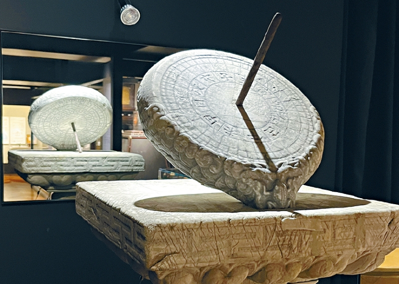 K. 透过观察自然现象的规律性,人类发明了日晷(见图)、水钟等计时装置。 K. 透过观察自然现象的规律性,人类发明了日晷(见图)、水钟等计时装置。