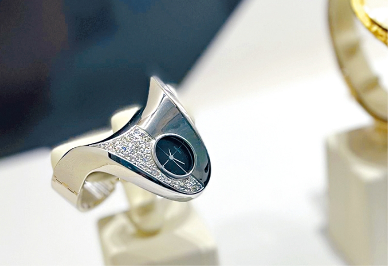 R. 于1973年推出的特选女装腕表,独特的流线外形犹如当代艺术品。 R. 于1973年推出的特选女装腕表,独特的流线外形犹如当代艺术品。