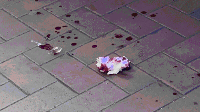 现场遗下一条血迹斑斑的血路,约20米长,估计伤者一度走出酒吧所留下。 现场遗下一条血迹斑斑的血路,约20米长,估计伤者一度走出酒吧所留下。