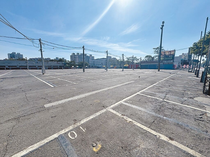 目前场地空荡荡