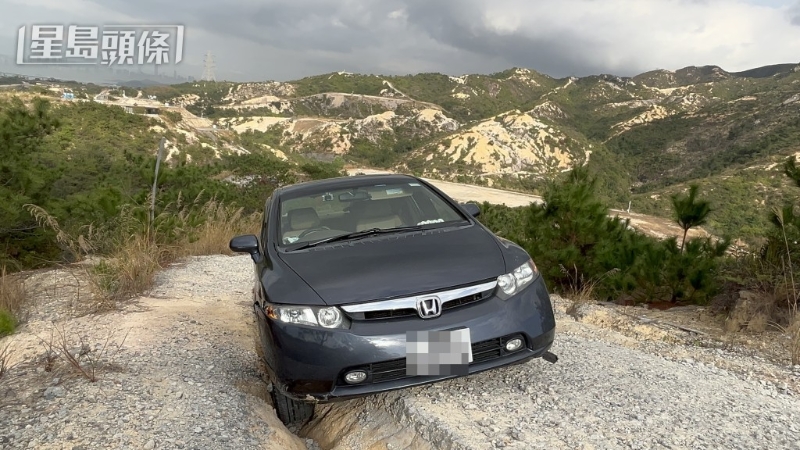 警方在稔湾路的山坡上发现陈男的私家车。 蔡楚辉摄