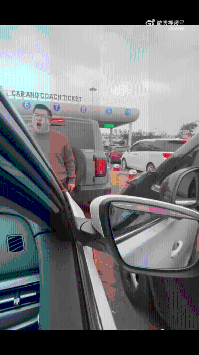 奔驰男人肉拦车,喋喋不休地骂个不停。 奔驰男人肉拦车,喋喋不休地骂个不停。