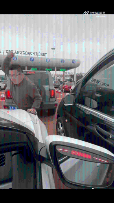 奔驰男还用拳头击打对方的车头盖。 奔驰男还用拳头击打对方的车头盖。