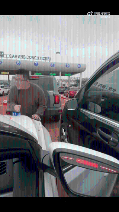 奔驰男因争路问题,打凹别人车头盖。 奔驰男因争路问题,打凹别人车头盖。