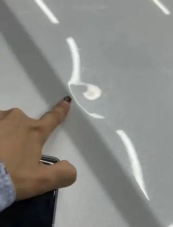 女车主指车头盖被对方打凹了。 女车主指车头盖被对方打凹了。