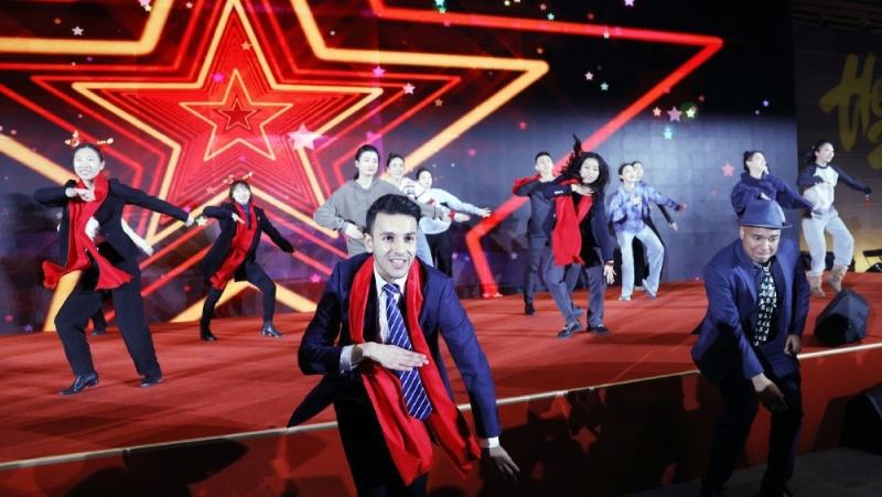 “科目三”杀入外国驻华记者新年招待会。 “科目三”杀入外国驻华记者新年招待会。