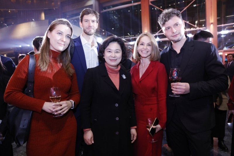 外交部部长助理华春莹与外国记者及家属互动。 外交部部长助理华春莹与外国记者及家属互动。