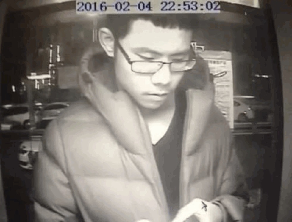 吴谢宇在一处ATM取款时留下的闭路电视画面。.png