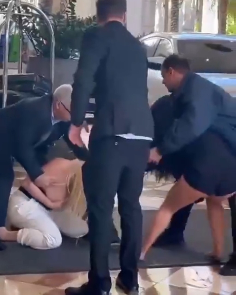 酒店职员“近距离接触”，此前白裤tubetop（背心）女终于想起要以手护胸。 X