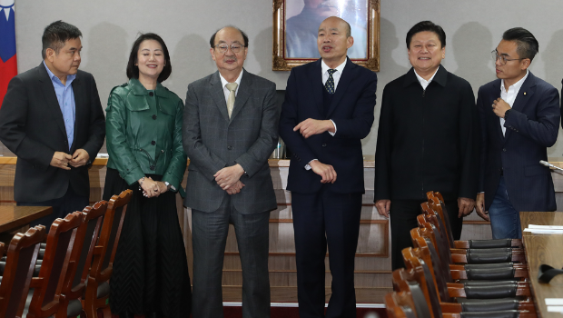 “立法院长”韩国瑜(右三)5日主持“立法院”党团协商,邀集国民党团、民进党团及民众党团干部们研商“第11届第1会期开议日”相关事宜,会前,韩国瑜邀国民党团总召傅崐萁(右二)、民进党团总召柯建铭(左三)等人一起合影。 “立法院长”韩国瑜(右三)5日主持“立法院”党团协商,邀集国民党团、民进党团及民众党团干部们研商“第11届第1会期开议日”相关事宜,会前,韩国瑜邀国民党团总召傅崐萁(右二)、民进党团总召柯建铭(左三)等人一起合影。