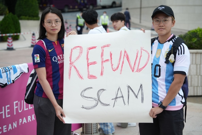 有球迷在酒店外举起“REFUND SCAM”(退款 骗局)标语以示不满。